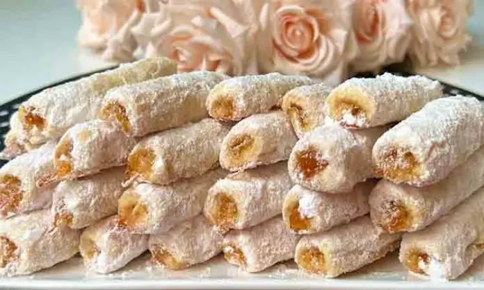 Descoperă o rețetă rapidă și delicioasă de fursecuri cu iaurt grecesc umplute cu gem, gata în doar 15 minute de coacere la cuptor!